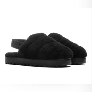 UGG WOMEN'S SUPER FLUFF SLIPPER - BLACK.